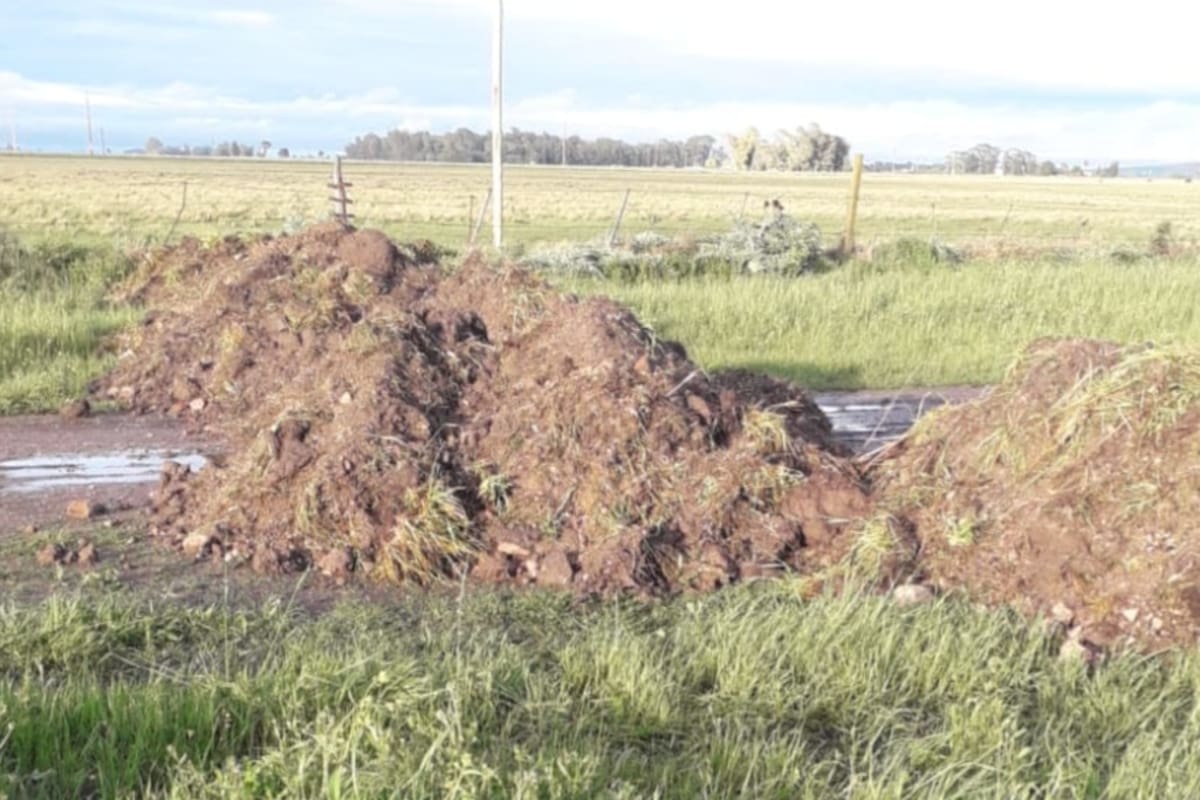 En Olavarría bloquearon con tierra un camino y los productores se enojaron