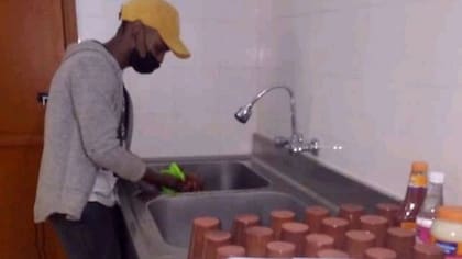 En Omán, cuando Athenkosi no estaba trabajando debía permanecer encerrado en su habitación