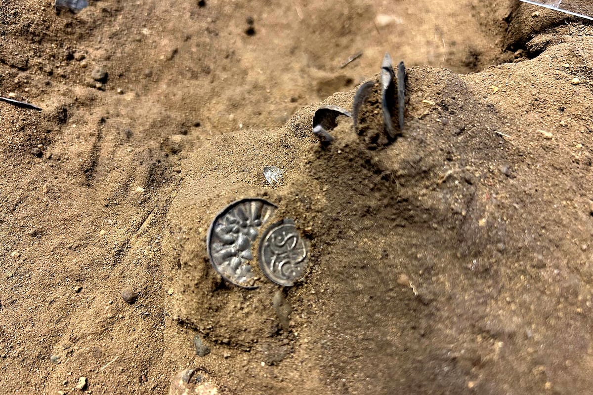 En otoño, los miembros de Nordjysk Detektorforening encontraron varias monedas de plata en un campo cerca de Bramslev, al noreste de Hobro, a ocho kilómetros del castillo vikingo Fyrka