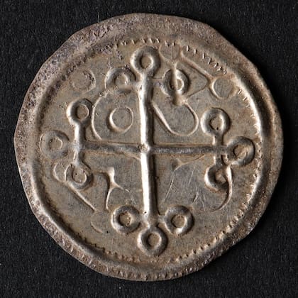 En otoño, los miembros de Nordjysk Detektorforening encontraron varias monedas de plata en un campo cerca de Bramslev, al noreste de Hobro, aprox. ocho kilómetros del castillo vikingo Fyrka
