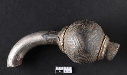 En otoño, los miembros de Nordjysk Detektorforening encontraron varias monedas de plata en un campo cerca de Bramslev, al noreste de Hobro, a ocho kilómetros del castillo vikingo Fyrka