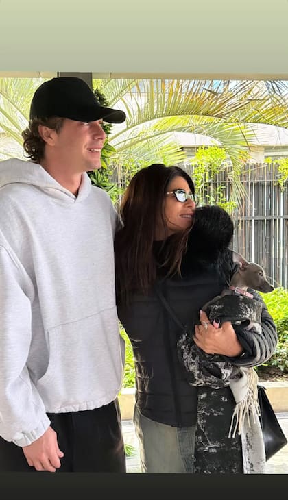 En otra de las imágenes que compartió en sus historias, Mariana posó junto a Francisco y la mascota de la familia; la ausencia de Tini en las publicaciones volvió a alimentar las versiones de distanciamiento familiar