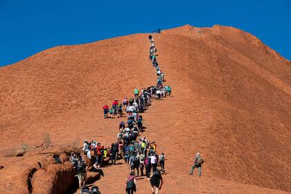 En otra época, los turistas subían como hormigas al Uluru en Australia