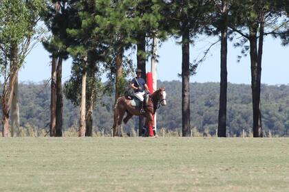 En otro de sus veraneos en Punta del Este, Vicuña visitó Yellow Ranch Polo Club de Uruguay y se dio el gusto de taquear junto a los jugadores del club.
