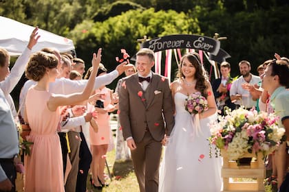 En otros países, hay más bodas al aire libre y el saludo de los novios dura horas