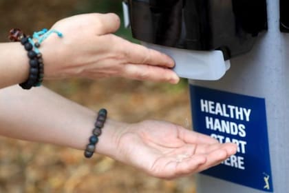 En países como Singapur las estaciones con gel antibacterial son frecuentes en las calles
