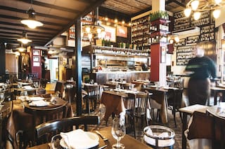 Sillas al revés: los restaurantes dicen que están en peligro de extinción