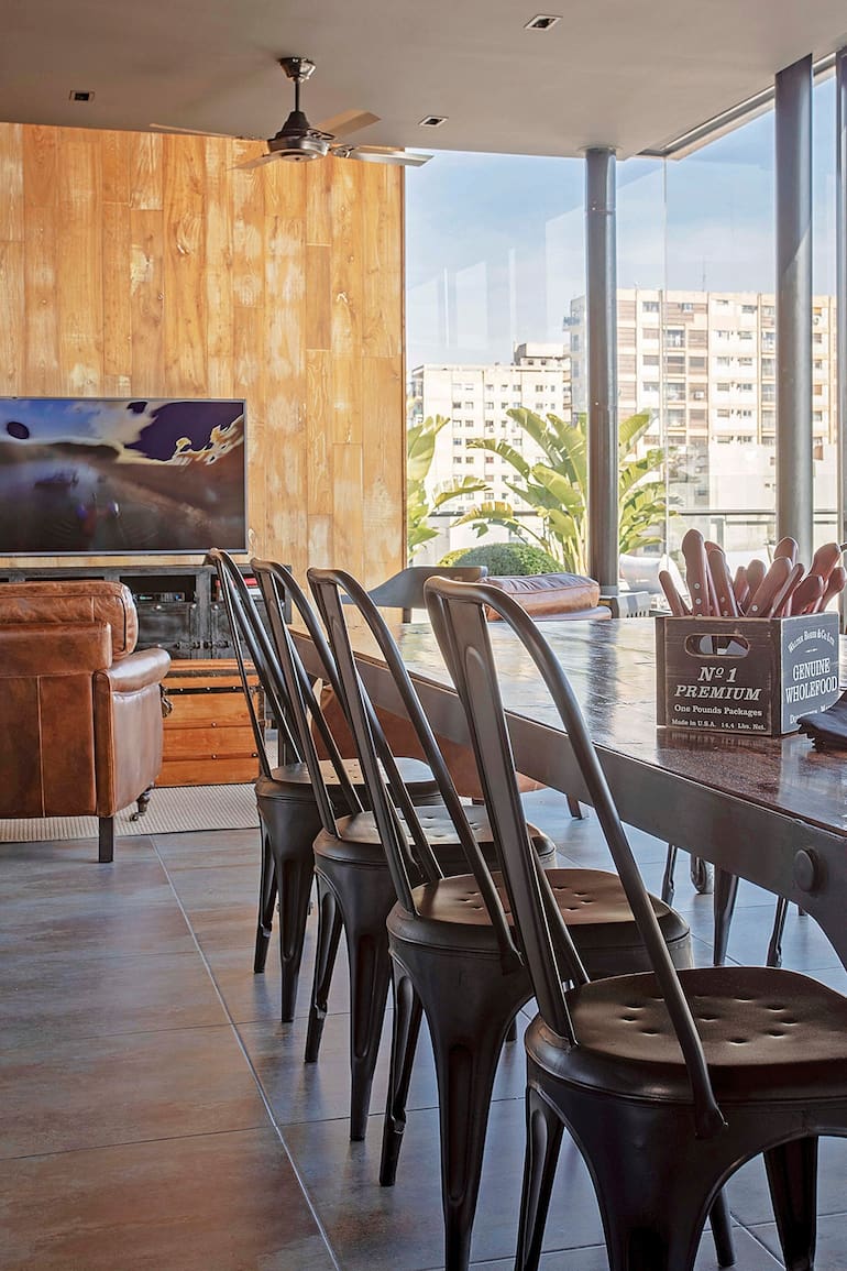 En Palermo Viejo, el Estudio Abramzon creó el edificio Pont Bleu, que cautivó a estos tres vecinos con terrazas amplias para disfrutar todo el año y gloriosas vistas de la ciudad.
