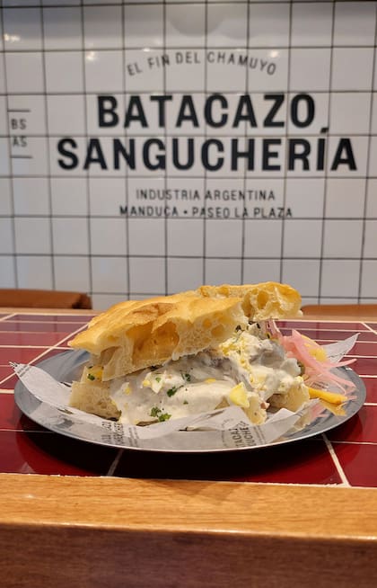 En pan de pebete y relleno de vitel toné.