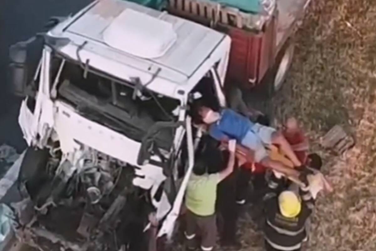 En Panamericana km 78 mano a CABA chocaron dos camiones, así rescataban los bomberos de Campana al chofer de uno de los camiones.