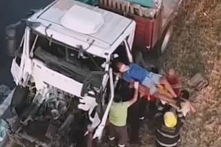 Dos camiones chocaron, uno de los conductores quedó atrapado en la cabina y fue rescatado en camilla