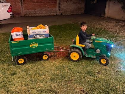 En pandemia y sin poder trabajar, encontró la forma de salir del aburrimiento recreando el tractor que había fabricado su abuelo
