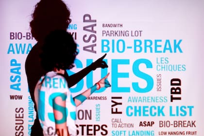 En paralelo al avance del lenguaje inclusivo, otro idioma conquista la conversación del ámbito laboral