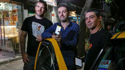 En paralelo al fenómeno de Uber, las innovaciones técnicas se expanden en la Capital con mozos, taxistas y deliveries que usan el celular para ahorrar tiempo y ser más eficientes