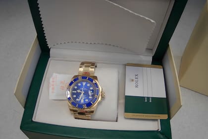 En paralelo, se incautaron más de 500 relojes falsos con marcas reconocidas, cuyo valor original habría superado los US$9 millones