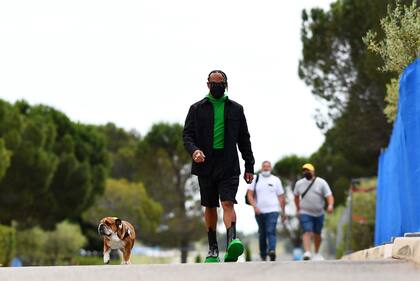 En París asiste a la Semana de la Moda y en el circuito de Paul Ricard expone modelos que despiertan suspiros y fascinación