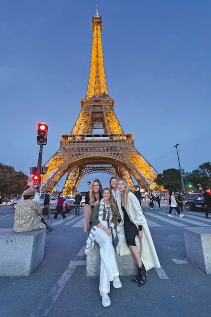 En París, con la Torre Eiffel a sus espaldas, rodeada por sus hermanas Luz y Catalina Bruzoni, y su mamá, María Susana Battisti