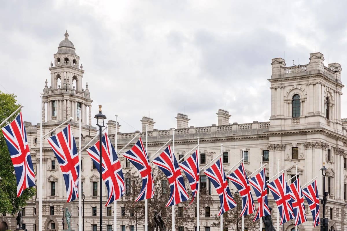 En Parliament Square, Londres, se encuentra la sede del Instituto de Seguridad de la IA, que emplea a inspectores de armas, epidemiólogos y criptógrafos para investigar los riesgos de esta tecnología. Crédito: Jeremie Souteyrat para The New York Times