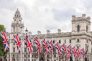 En Parliament Square, Londres, se encuentra la sede del Instituto de Seguridad de la IA, que emplea a inspectores de armas, epidemiólogos y criptógrafos para investigar los riesgos de esta tecnología. Crédito: Jeremie Souteyrat para The New York Times