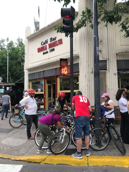 En Pedaleer se propuso tomar un cortado en el café Notable Varela Varelita y conversar con el escritor, editor y docente Martín Glozman antes de seguir el recorrido en bicicleta