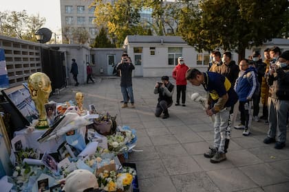 En Pekín los chinos también honraron a Maradona llevando ofrendas a un altar improvisado en la puerta de la Embajada Argentina