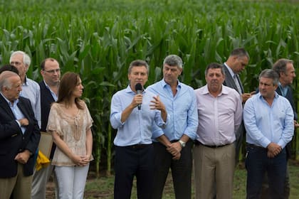 En Pergamino, cuatro días después de asumir en diciembre de 2015 Macri anunció la baja de las retenciones al maíz al 0%, entre otros productos. Lo hizo con el fondo de un lote con el cereal
