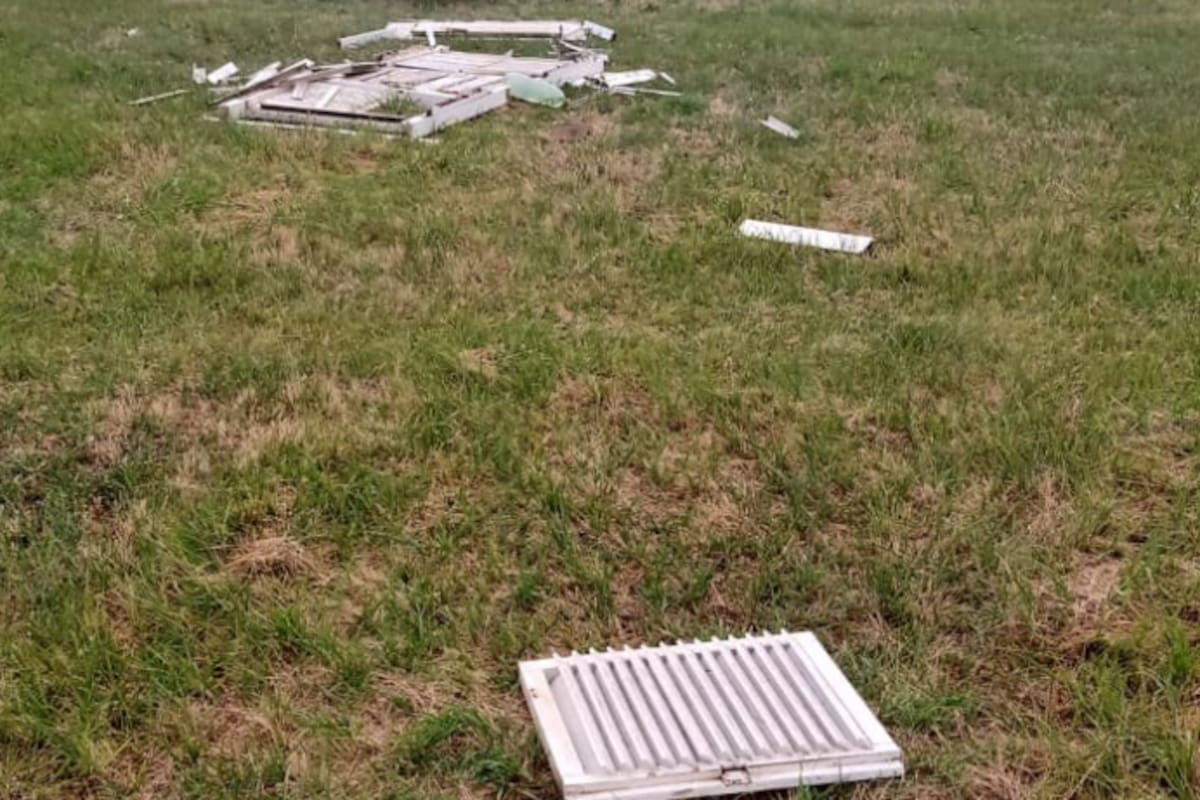En Pergamino, lo que quedó del temporal de viento y agua que azotó el sábado pasado por la tarde, en el predio en donde se encontraban los equipos de medición meteorológica del INTA