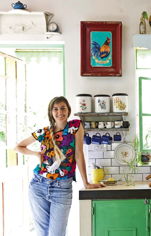 En perpetuo cambio y abundante en, objetos fetiche y color, el hogar del matrimonio de artistas Consuelo Vidal y Tester ofrece un rescate emotivo y arte a cada paso.