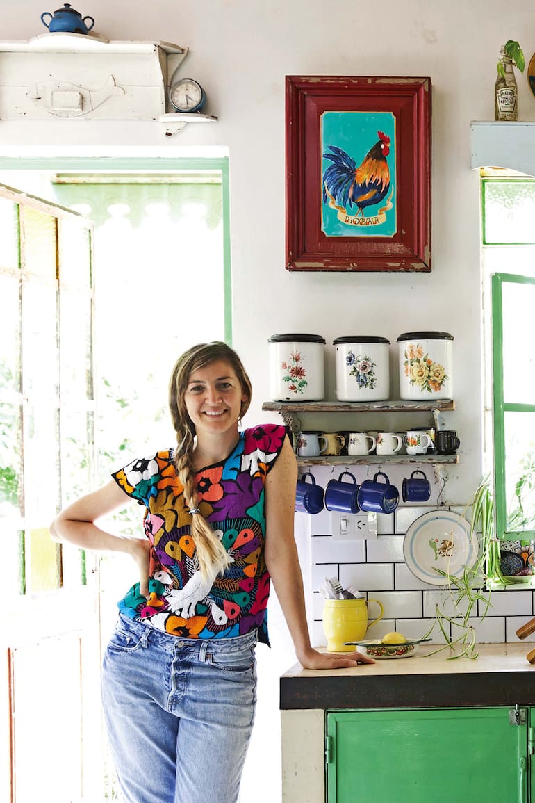 En perpetuo cambio y abundante en, objetos fetiche y color, el hogar del matrimonio de artistas Consuelo Vidal y Tester ofrece un rescate emotivo y arte a cada paso.