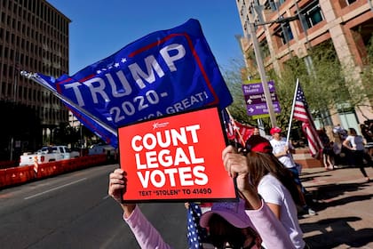 En Phoenix, Arizona, seguidores de Trump salieron a pedir por el recuento de votos