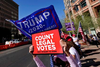 En Phoenix, Arizona, seguidores de Trump salieron a pedir por el recuento de votos