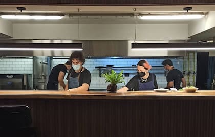En Picarón, la cocina apenas está separada del salón por una barra de servicio