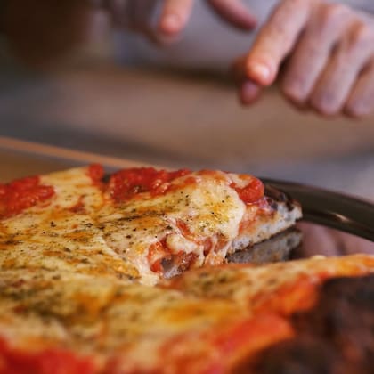 En Picsa, además de pizza de fermentación lenta, hay platos tradicionales argentinos