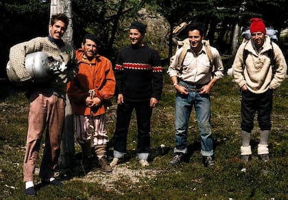 En Piedra del Fraile; de derecha a izquierda: Comsaña, Martín Dónovan, Jorge Ruiz Luque, “Pirata” Misson y José Luis Fonrouge