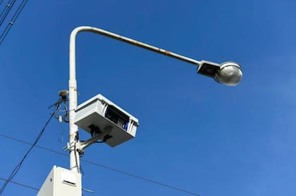 En Pilar se instaló una cámara para sancionar a los vehículos que atraviesen la barrera baja de los trenes