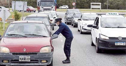 En Pinamar, ayer comenzaron los controles policiales para identificar quiénes y desde dónde llegaban los visitantes