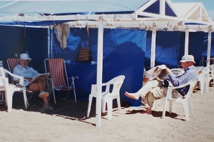 En Pinamar, leyendo LA NACION
