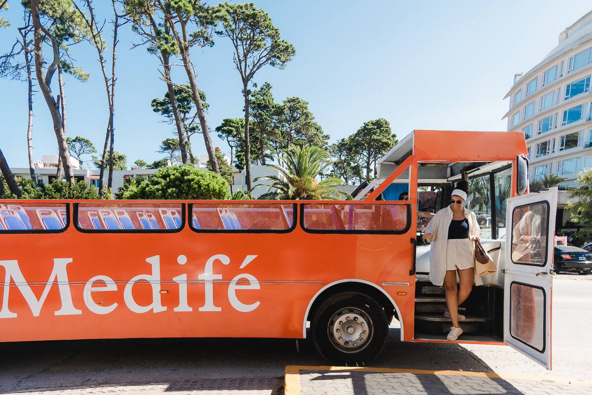 En Pinamar, Medifé ofrece durante todo enero un servicio gratuito de colectivos que conecta el centro con distintos puntos de la playa.