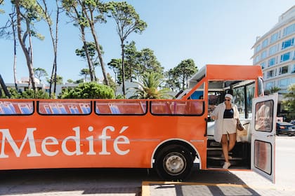 En Pinamar, Medifé ofrece durante todo enero un servicio gratuito de colectivos que conecta el centro con distintos puntos de la playa.