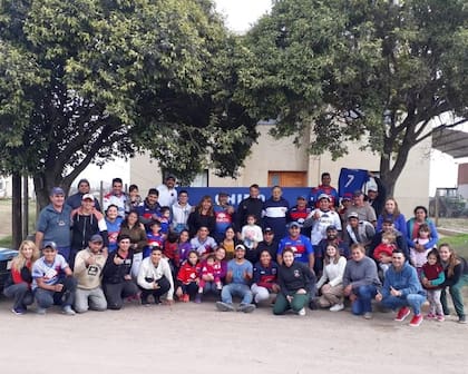 En Piquillín, su pueblo, con familiares y amigos.