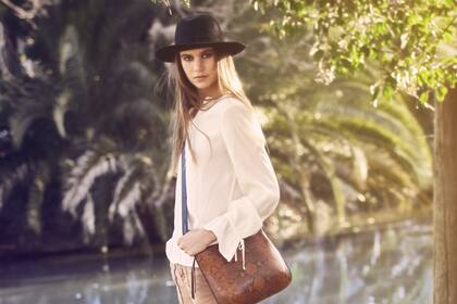 En plan silvestre, colores caqui y verde, borcegos, sombreros y más para estar a la altura