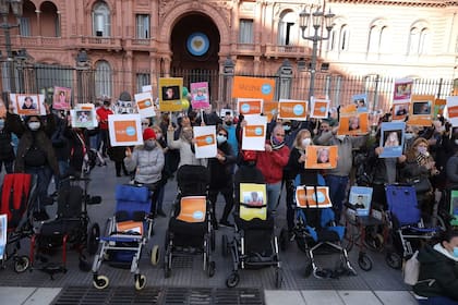 En Plaza de Mayo, familias de menores con comorbilidades reclamaron vacunas para sus hijos