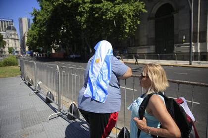 En Plaza de Mayo será el cierre del traspaso, desde anoche hay gente esperando a Alberto Fernández