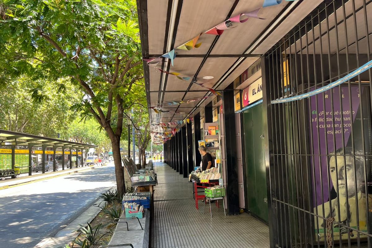En Plaza Italia, solo una librería abrió en la zona del metrobús