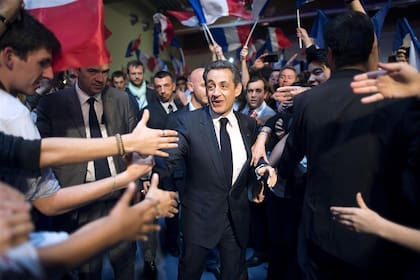 Sarkozy saluda a sus simpatizantes durante una campaña. Tras imponerse en 2007, no logró la reelección en 2012.