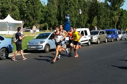 En plena carrera con José Félix Sánchez y Fabián Martínez (de amarillo)