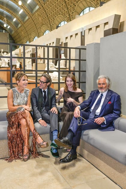 En plena charla con Jonathan Schwartz (hijo del
cofundador de Calvin Klein, Barry Schwartz) y su novia Clara McGregor