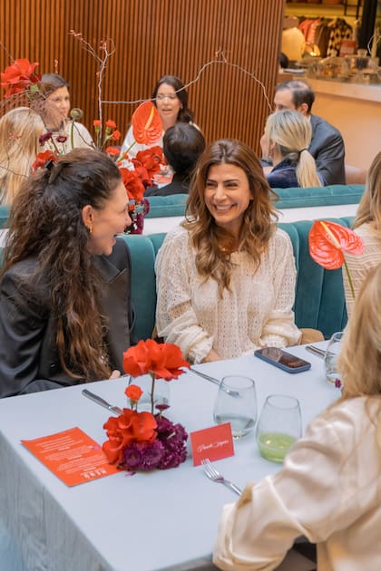 En plena charla, María Cher y Juliana, la anfitriona del almuerzo