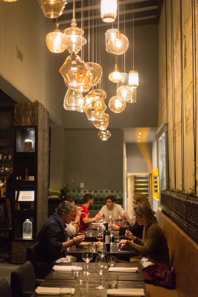 En plena ciudad de Mendoza, el restaurante es un hito para sibaritas.