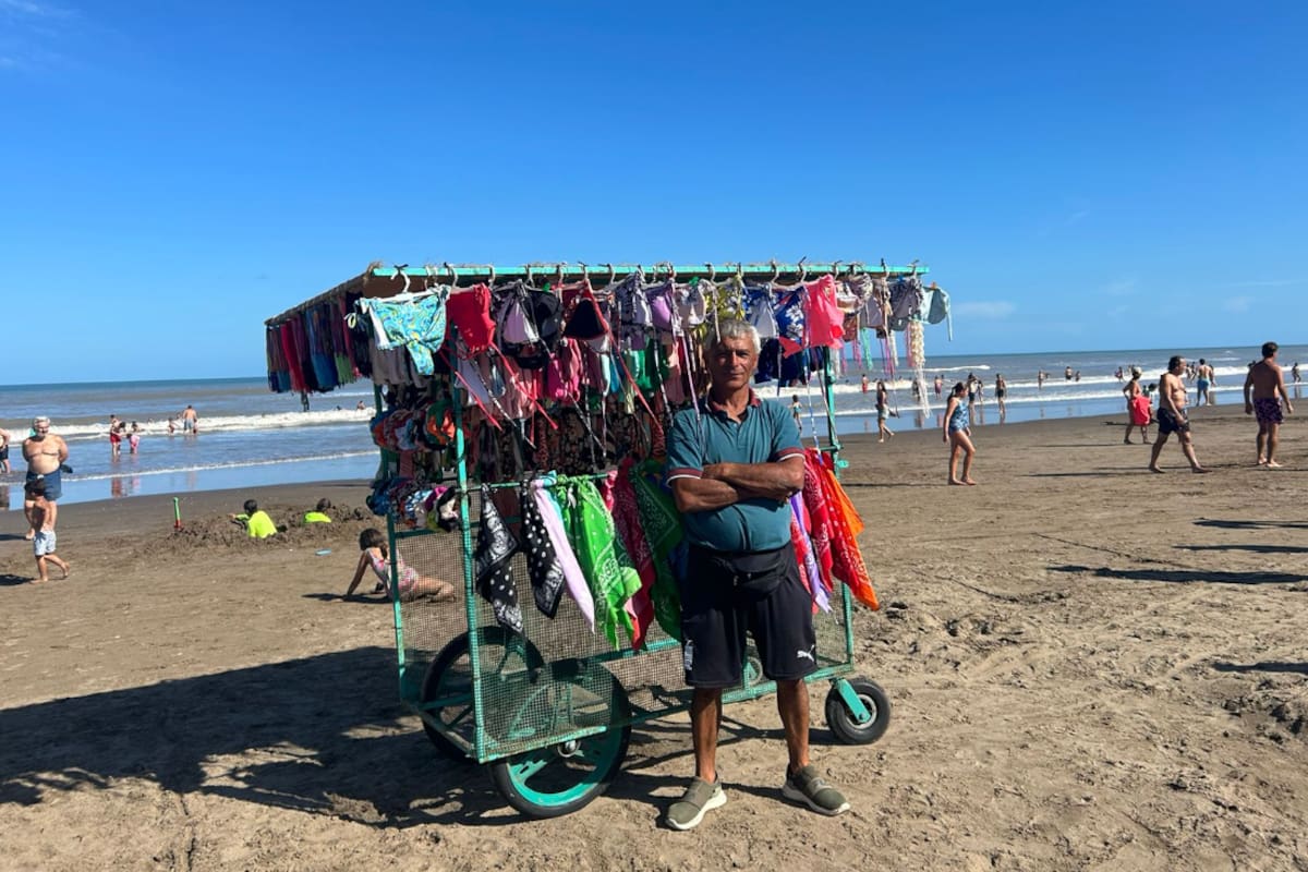 En plena faena, desde temprano Fredes camina las playas de la costa